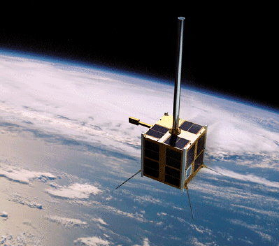 Vår helt AISSat-1 går trofast runde etter runde rundt Jorda, omgitt av kosmisk stråling, kraftige solstormer og farlig romsøppel. (Foto: (FFI/NASA/Norsk Romsenter/Nyhetsgrafikk.no))
