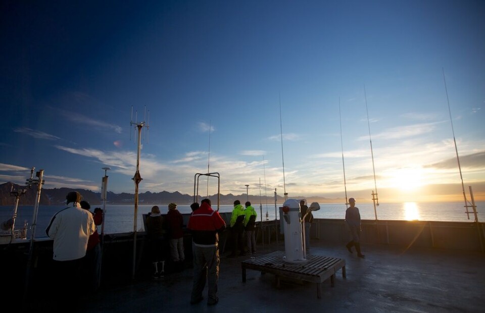 De fleste om bord hadde møtt frem for å få med seg soloppgangen over Grønland. (Foto: Sindre Skrede)