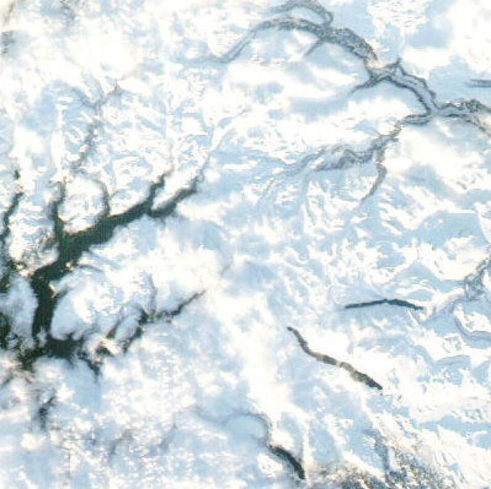 Peer Gynts rike sett fra NASAs satellitt Aqua på årets nest siste dag. Det synes å være lite is på Gjende, Bygdin og Vangsmjøsa. (Foto: (NASA MODIS))