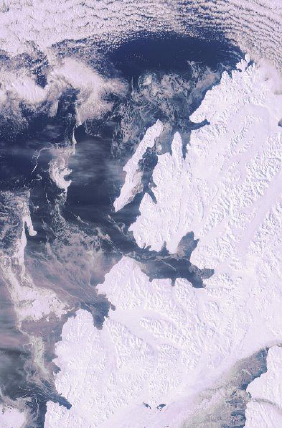 ENVISAT så solskinn, snø på bakken og mye åpent hav på vestsiden av Svalbard i dag. (Beklager at nord ikke er helt rett opp i bildet.) (ESA)