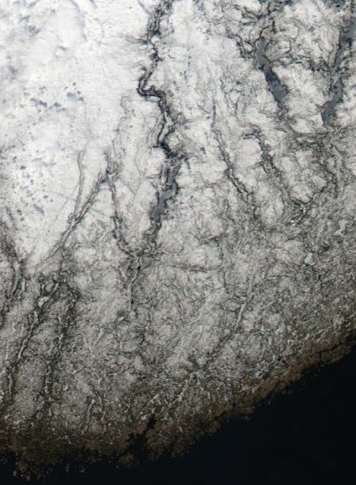 Fortsatt mange spor etter en kald vinter på Sørlandet da NASAs Aqua passerte 19. april. (Foto: (NASA Aqua MODIS)) Fortsatt mange spor etter en kald vinter på Sørlandet da NASAs Aqua passerte 19. april. (Foto: (NASA Aqua MODIS))