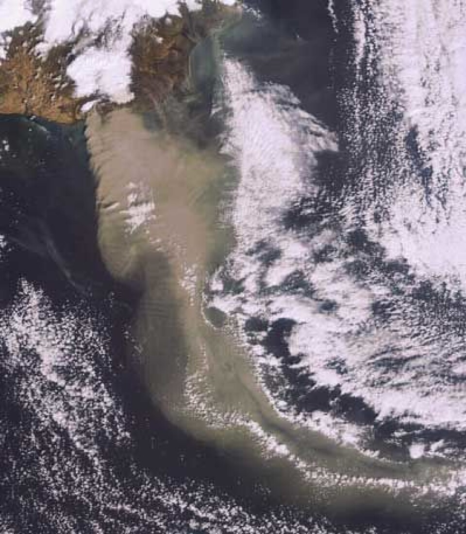 Dagens ENVISAT-bilde fra Island. Mer aske på vei mot Europa. (ESA)