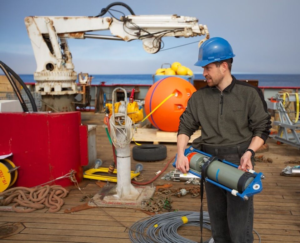 Kjetil Våge, postdoc i oseanografi ved Universitetet i Bergen, i arbeid på dekket av RRS «James Clark Ross». (Foto: Sindre Skrede)