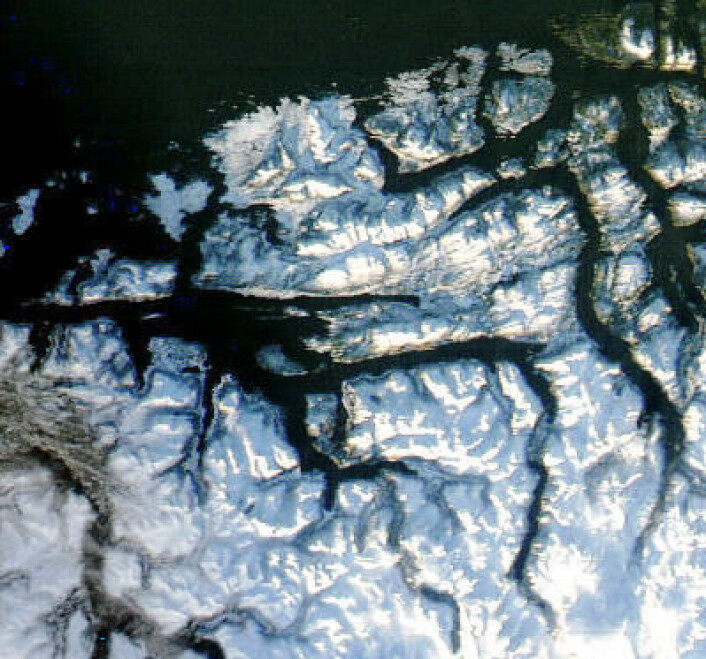 Vinterkledd terreng rundt Romsdalsfjorden, sett fra NASAs satellitt Aqua torsdag 16. januar. (Foto: (NASA Aqua MODIS)) Vinterkledd terreng rundt Romsdalsfjorden, sett fra NASAs satellitt Aqua torsdag 16. januar. (Foto: (NASA Aqua MODIS))