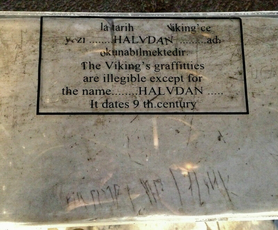 En gang for rundt tusen år siden sto den norske vikingen Halfdan oppe på galleriet i den fantastiske Hagia Sofia-kirken i Konstantinopel – den gangen verdens største bygning – og tagget «alfdan risset disse runer».
