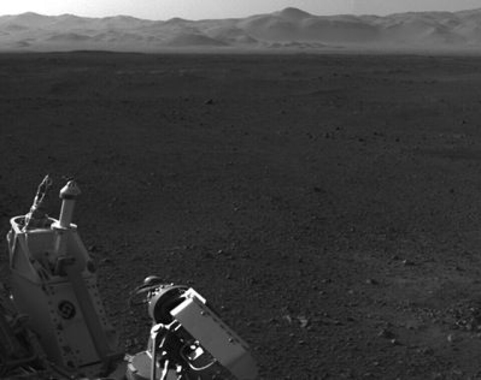 NASAs rover Curiosity skuer ut over Mars-overfalten mens den laster inn ny programvare fra JPL. Landingen er unnagjort, og minnekapasitet kan frigjøres til nye oppgaver. (Foto: (NASA JPL/CALTECH))