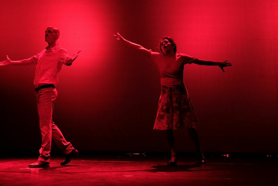 Fosses formspråk utfordres i Cholodzinskis oppsetning. Dans og kroppsspråk er sentrale dimensjoner når Alessandro Pezzali og Elisa Lucarelli utfolder seg på scenen.