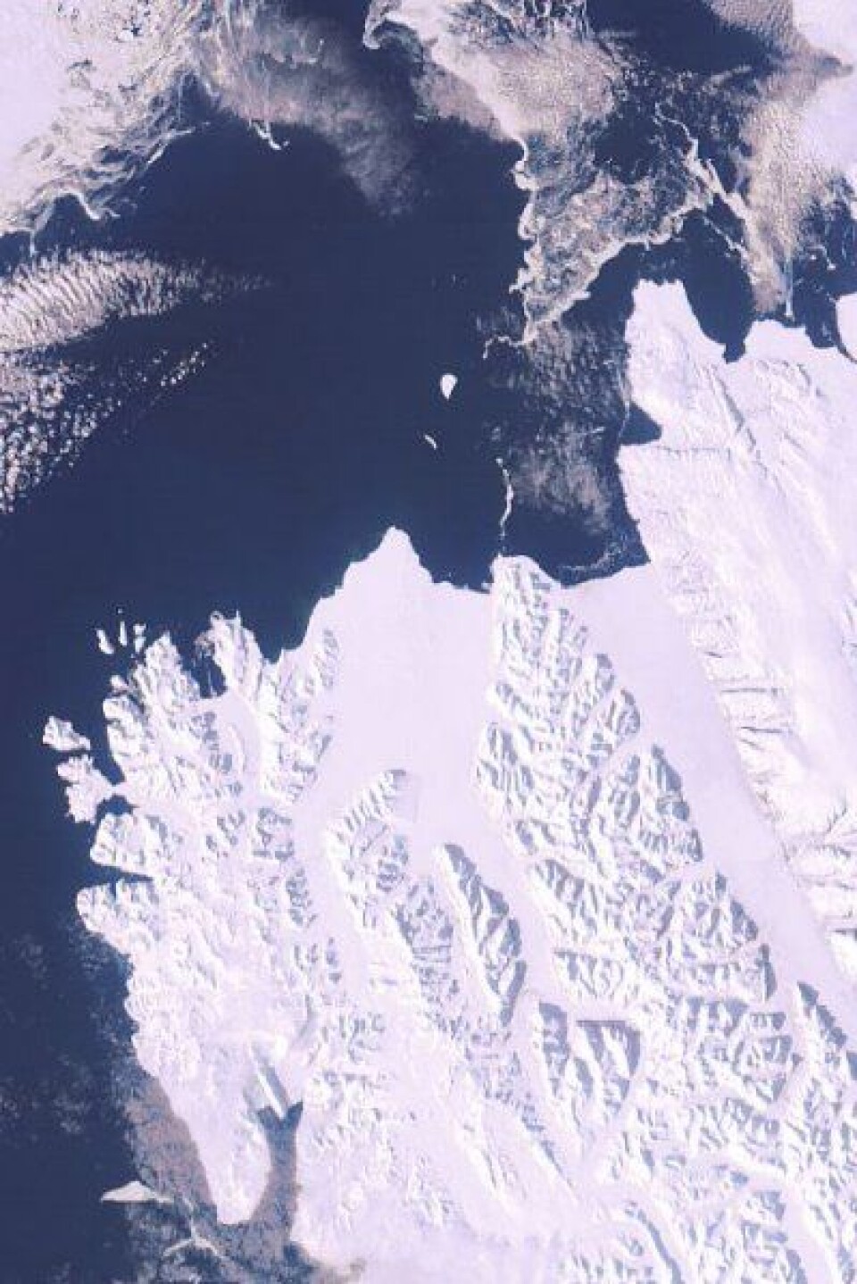 Mye isfritt hav nord av Svalbard nå. Men fortsatt mye is i fjordene der i dette bildet tatt fra ENVISAT 5. mai. (ESA)
