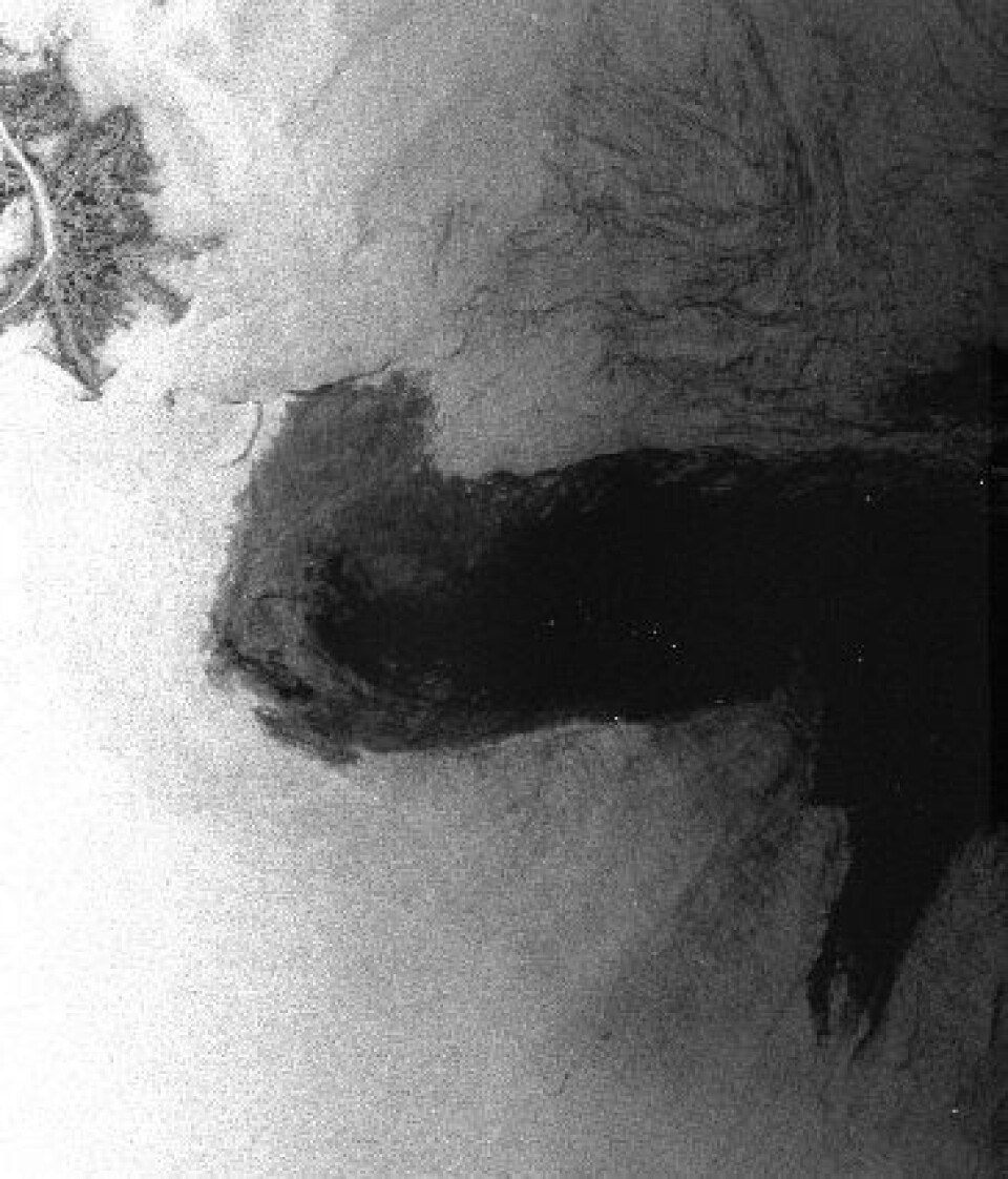 Radarbilde tatt fra Envisat 29 april. Dette begynner å se virkelig dramatisk ut! (ESA)