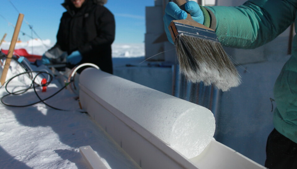 Forsker Sabine Eckhardt undersøkte data fra iskjerner fra Grønland, Arktisk Canada, Svalbard, Russland, de europeiske alpene og Kaukasussom. Her en iskjerne fra Tunu på Grønland.