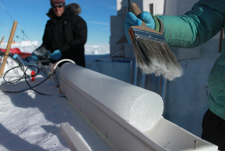 Senior scientist Sabine Eckhardt examined data from ice cores from Greenland, Arctic Canada, Svalbard, Russia, the European Alps and the Caucasus. Here is an ice core from Tunu in Greenland.