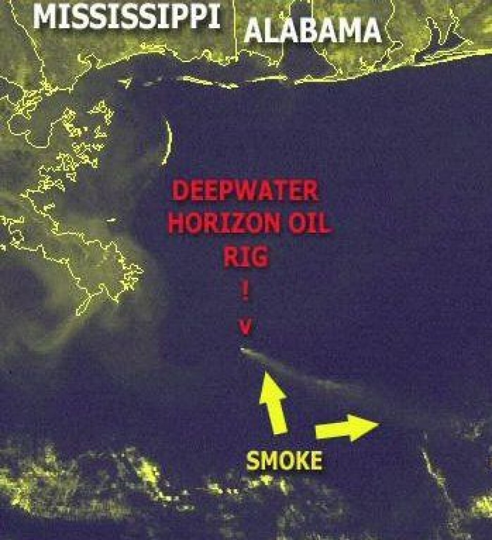 Bilde tatt 21 april fra den amerikanske værsatellitten GOES-13, som viser røyken fra brannen før plattformen kantrer og synker. (NOAA)