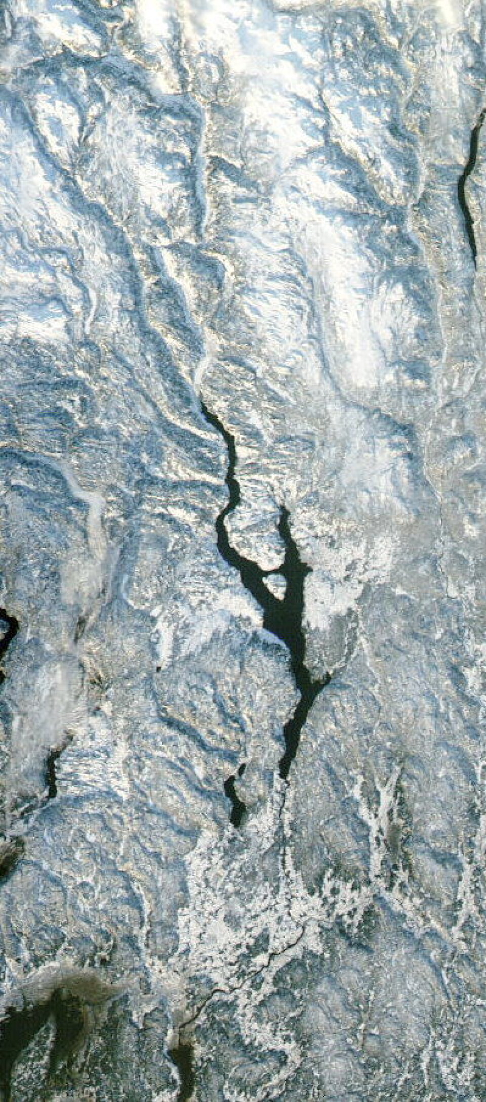 'Welcome to Lillehammer ...'. OL-terrenget fra 1994 viste seg fra sin beste side da NASAs satellitt Aqua passerte fredag 6. januar. Det er noe eget med lave solvinkler og snø! (Foto: (NASA MODIS))