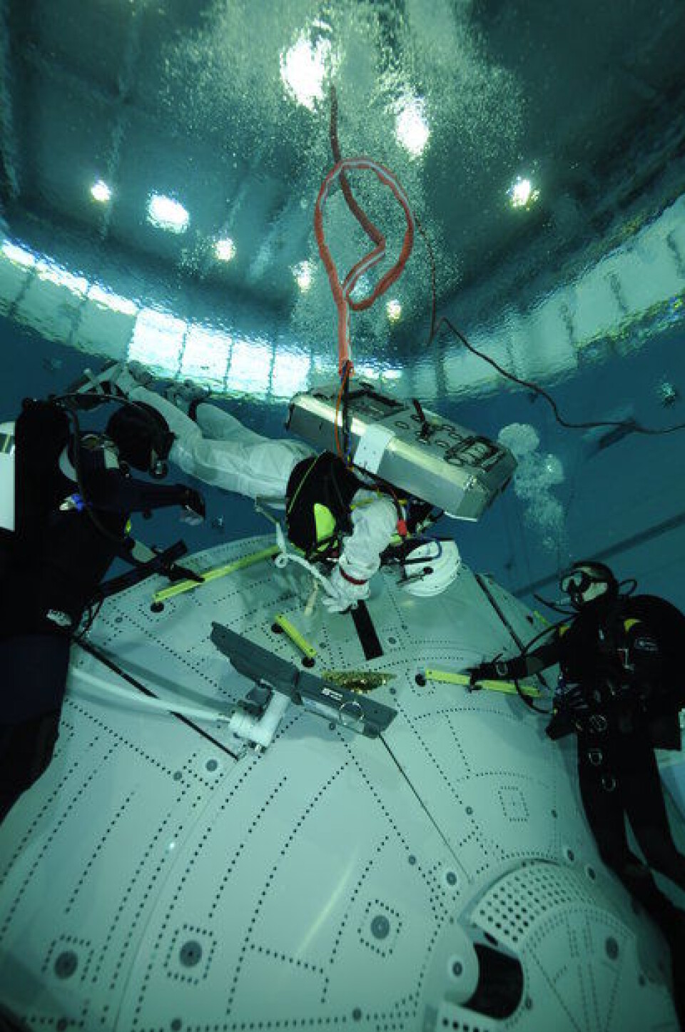 Astronauter trener på romvandring og montering under vann for å simulere vektløshet. (Foto: ESA/H. Rueb)