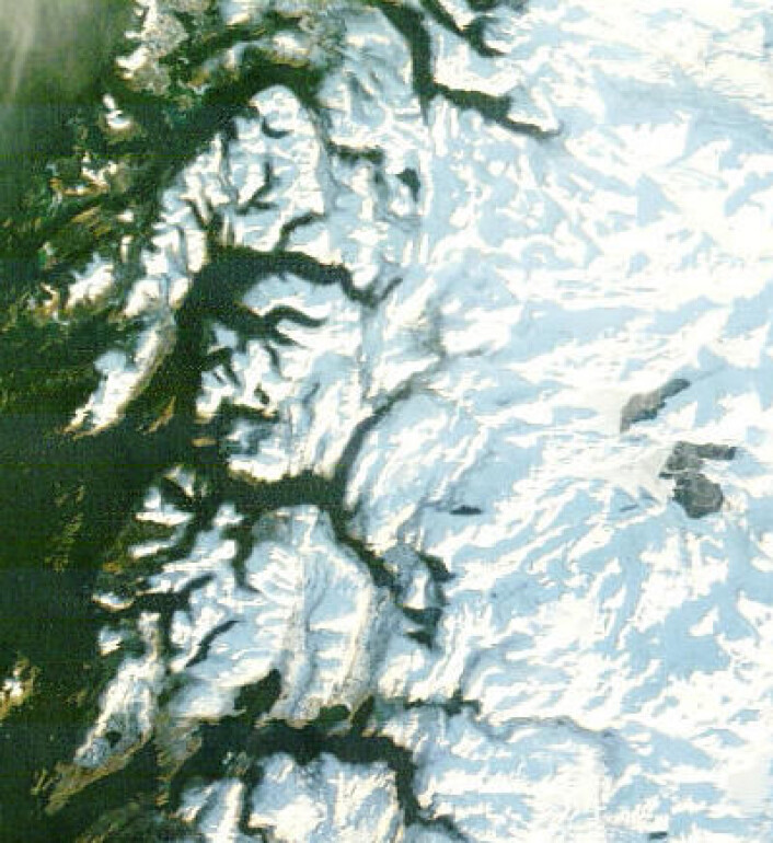 Grensetraktene i Nordland 30. januar, med de to store frosne svenske innsjøene Vastenjaure og Virihaure. (Foto: (NASA Terra MODIS)) Grensetraktene i Nordland 30. januar, med de to store frosne svenske innsjøene Vastenjaure og Virihaure. (Foto: (NASA Terra MODIS))