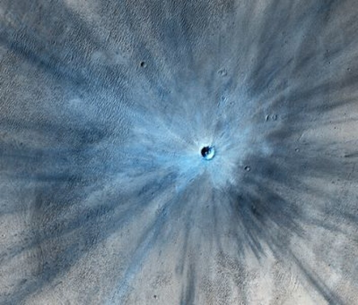Et ferskt nedslagskrater på Mars. (Foto: (NASA/JPL-Caltech/Univ of Arizona)) Et ferskt nedslagskrater på Mars. (Foto: (NASA/JPL-Caltech/Univ of Arizona))