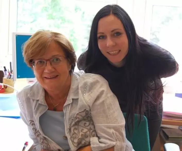 Synøve (til venstre) er sosiallærer på Ellingsrud ungdomsskole, Cecilie er lærer på samme skole. (Foto: Victoria Gottfredsen)