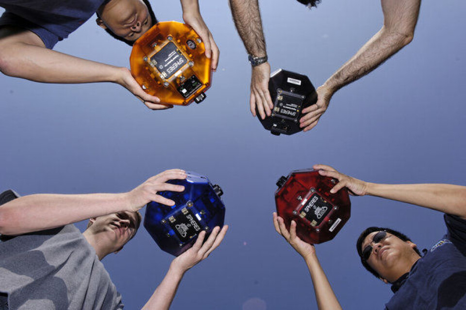 Slik ser robotsatellittene Spheres ut på jorda. Foto: (Foto: MIT)