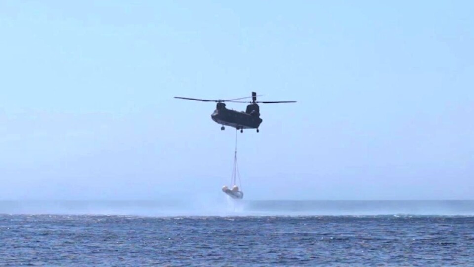 IXV, det europeiske eksperimentelle romfartøyet, plukkes opp etter testlanding i havet utenfor Sardinia. Foto: (Foto: ESA)