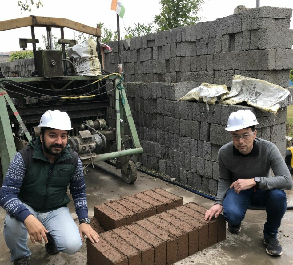 Sandeep Malhotra (Indo Enviro Integrated Solutions Limited) og Christian J. Engelsen (Sintef) viser frem prøveproduksjon av betongblokker med ny type resirkulert tilslag fra Goa.