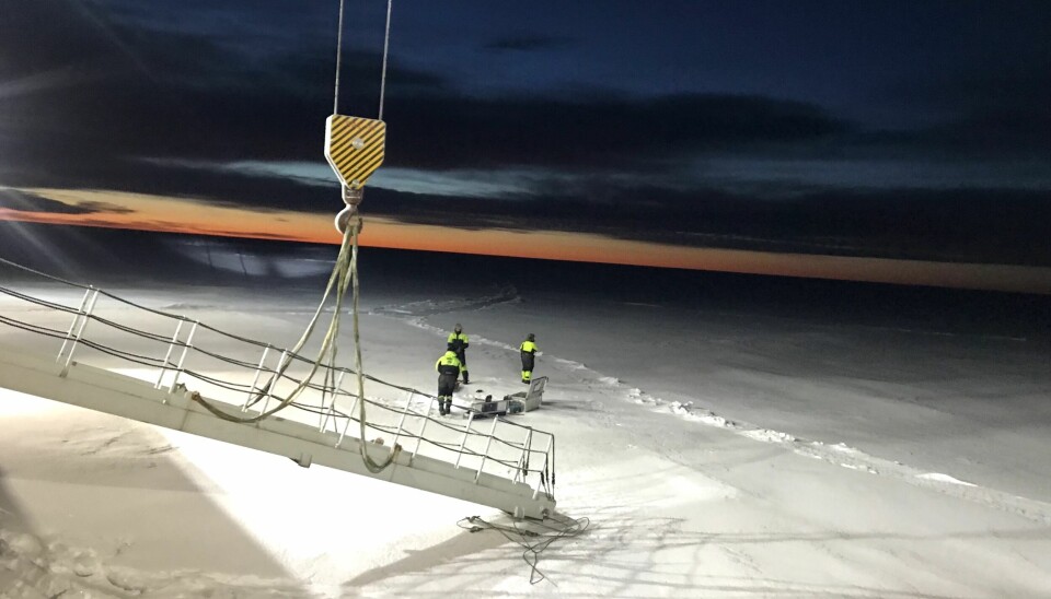 Forskere på isen under et tokt på sjøisen i november 2020.