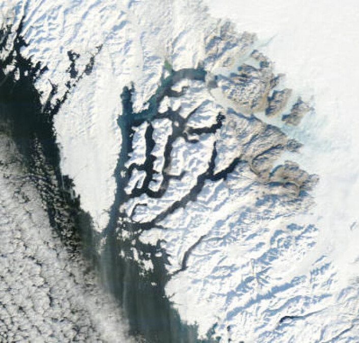 Bar bakke og blå is vest på Grønland, sett fra NASA-satellitt 12. februar. Ikke mye snø som har falt akkurat der hittil i vinter (Foto: (NASA MODIS, redusert oppløsning)) Bar bakke og blå is vest på Grønland, sett fra NASA-satellitt 12. februar. Ikke mye snø som har falt akkurat der hittil i vinter (Foto: (NASA MODIS, redusert oppløsning))