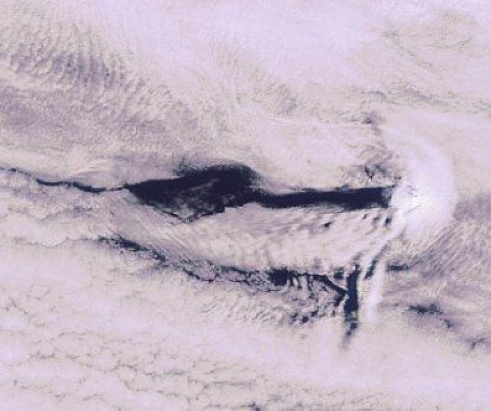 Jan Mayen klorer seg fast ute i Norskehavet, og lager sitt eget vær i nabolaget. Her sett fra ENVISAT 12 mai. (ESA)