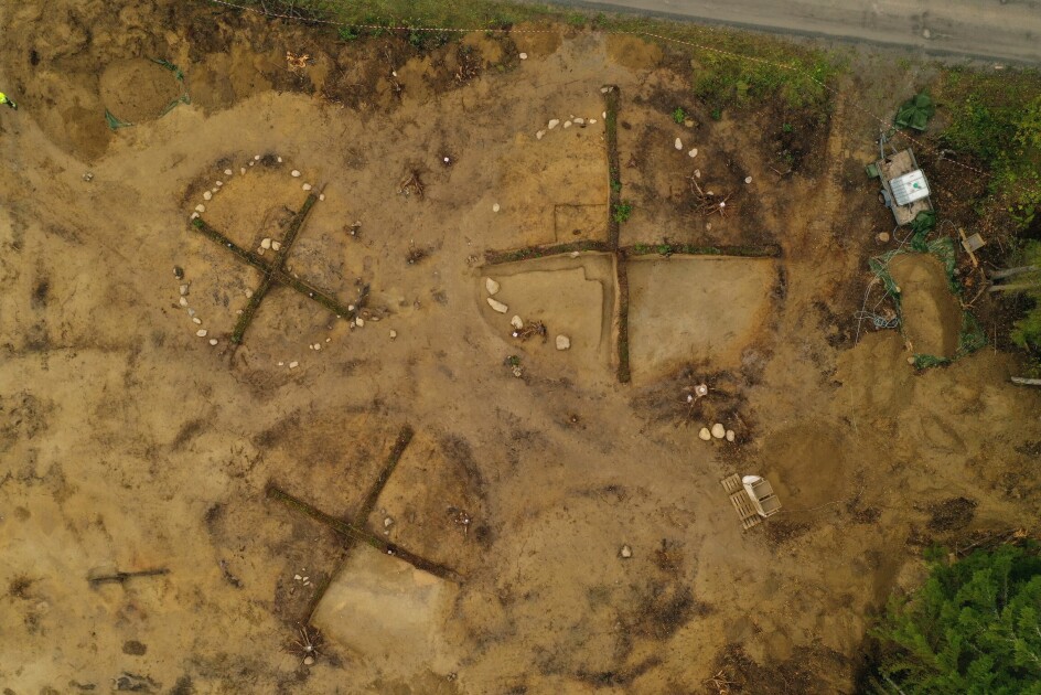 Dronebilde som viser utgravningen av gravhaugene. Oppe til høyre i bildet ser du hvor stor en tilhenger er, til sammenligning.