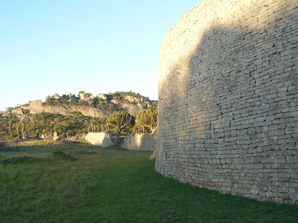 De høyeste av murene til Great Zimbabwe er opp mot elleve meter høye.