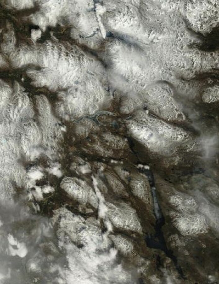 17. mai i traktene rundt Femunden og Aursunden, sett fra NASAs satellitt Terra. (Foto: (NASA Terra MODIS)) 17. mai i traktene rundt Femunden og Aursunden, sett fra NASAs satellitt Terra. (Foto: (NASA Terra MODIS))