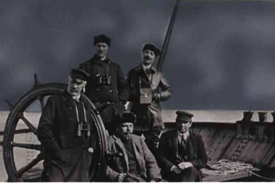 Deltagere på Sibir-reisen i 1913 om bord i «Correct». Foran fra venstre : Fridtjof Nansen, Stephan Vasilievitsj Vostrotin, gullgruveeier og medlem av guvernementsrådet (Duma) fra Jenisejsk, Johan Samuelsen, kaptein om bord i «Correct». Bak fra venstre står : Jonas Lied, direktør for Det sibirske selskap, og lederen for reisen; Josef Gregorievitsj Loris-Melikov, sekretær ved den russiske legasjon i Kristiania. (Foto: Nasjonalbiblioteket)