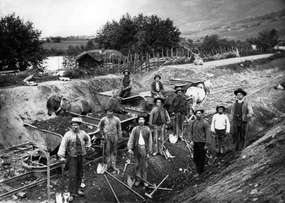 Rallarer bygde jernbanen i både Sverige og Norge. Her fra Dovrebanen i Nord-Fron i 1896.