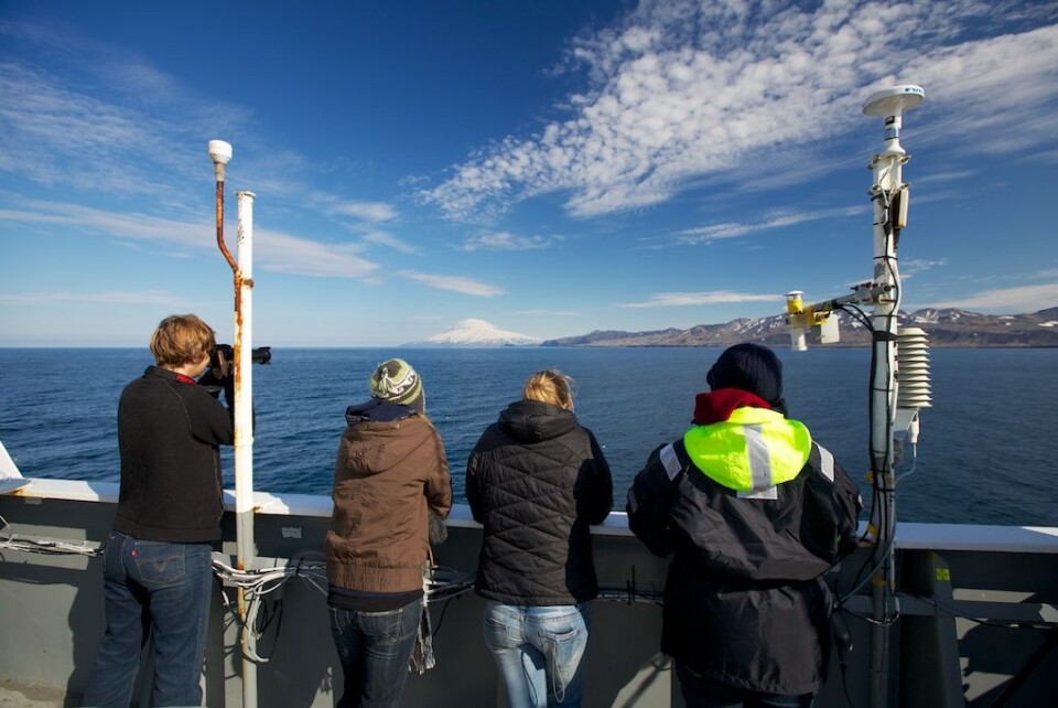 Det var 'alle mann på dekk' da ekspedisjonen passerte Jan Mayen. (Foto: Sindre Skrede)