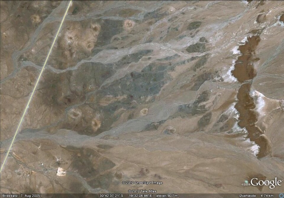 Ett av mine favorittområder i Sør-Afrika: Loriesfontein. Vi ser vulkanske intrusiver (ryggen til høyre), og sirkulære piper (alle 'blemmene') som fungerte som kanaler for gassutslipp til atmosfæren for 183 millioner år siden. Ganske fantastisk!