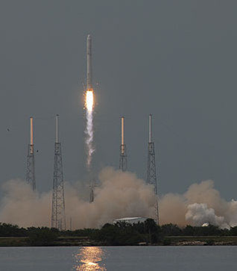 Vellykket oppskytning av Falcon-9. De fleste andre bæreraketter har feilet på første forsøk, men her gikk alt bra. (Spaceflight Now / Ben Cooper)