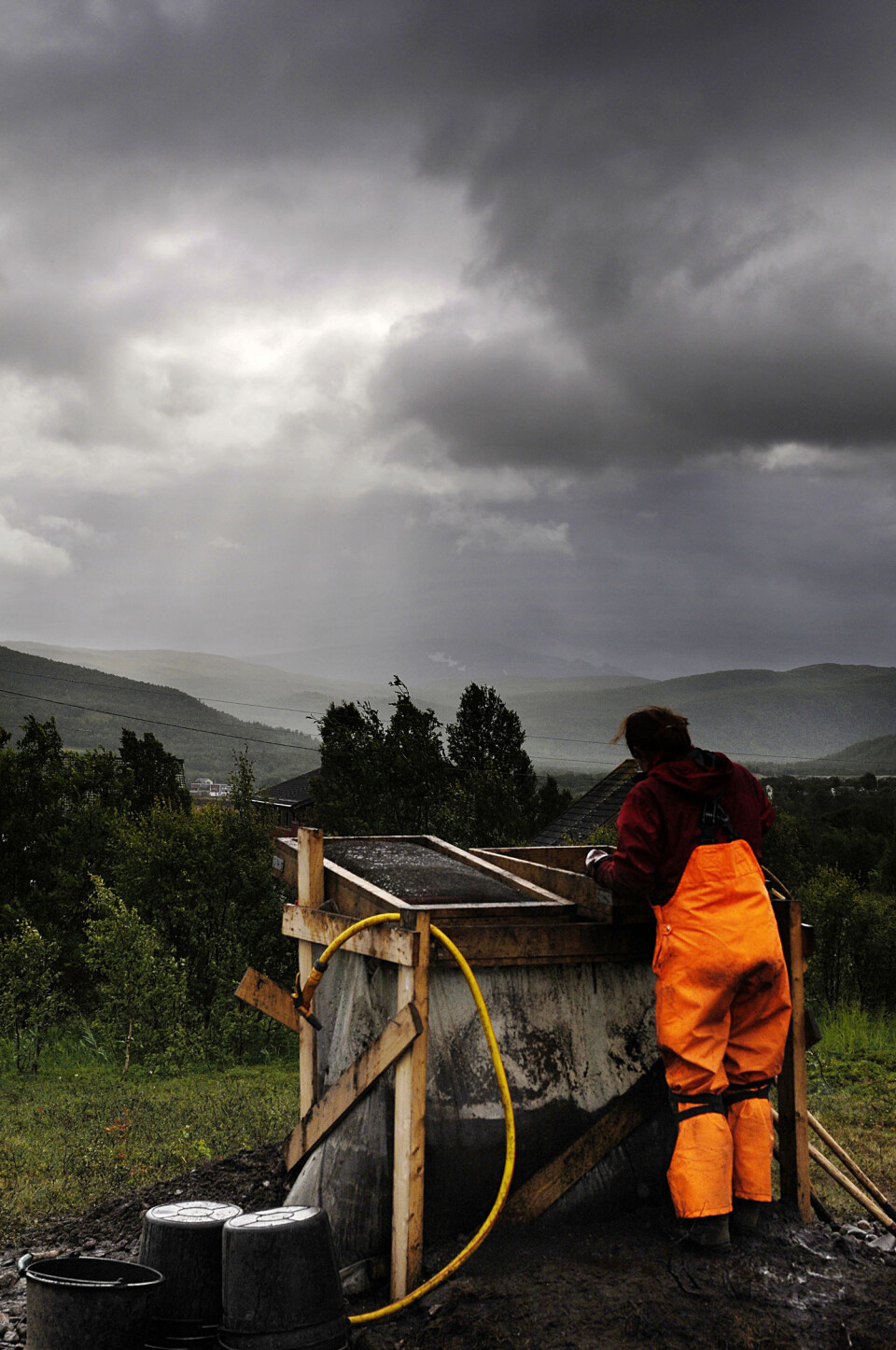 Sedimentene som graves ut samles opp i bøtter, som så blir tatt med til såldestasjonen. Slik blir mindre funn som ikke blir funnet under selve gravingen også fanget opp. Foto: Raymon Skjørten Hansen Copyright: Tromsø Museum