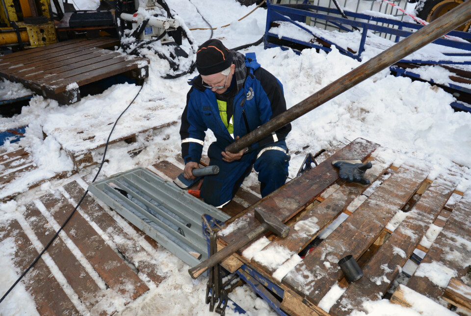 Fra kjerneboringene i Fensfeltet i 2018. Borer Kjell Johansen plukker ut kjerner etter at nye meter med berg er hentet opp fra dypet.