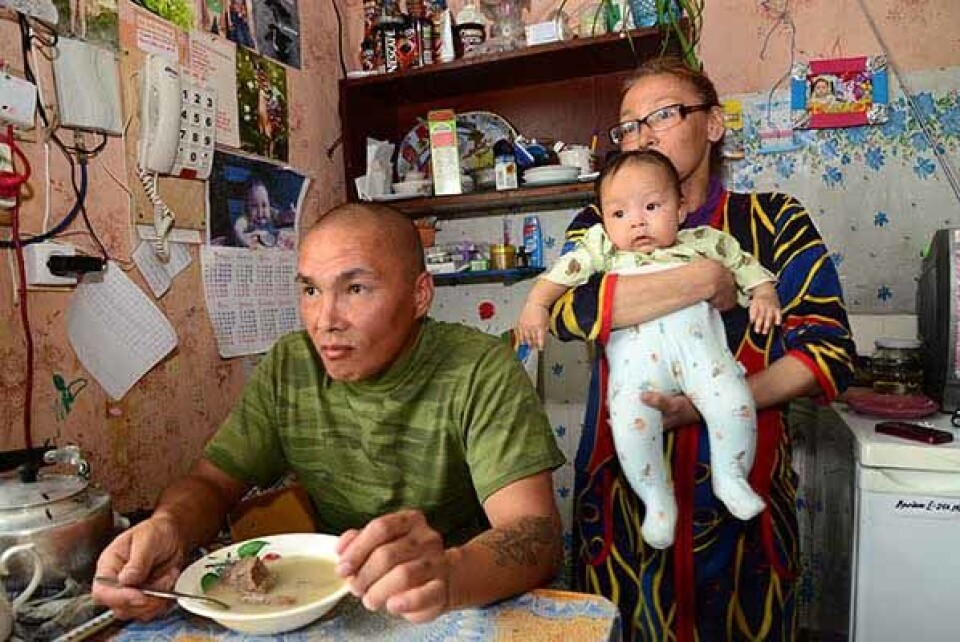 Den unge familien har håp for framtida på Kolguev. (Foto: Øyvind Ravna, UiT)