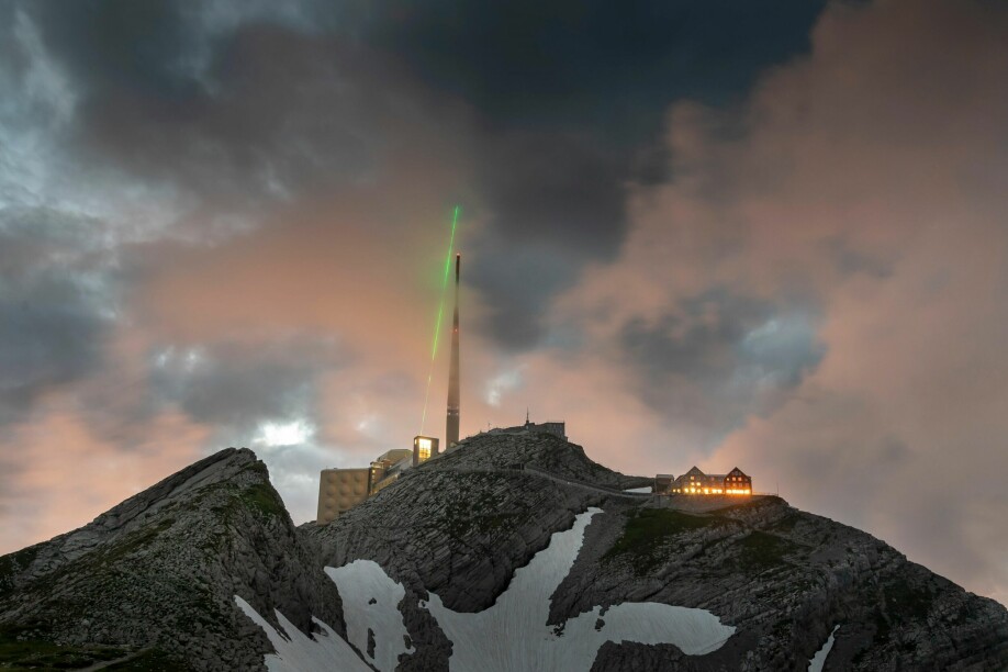 Eksperimentene foregikk på en fjelltopp i Sveits der det står et høyt antennetårn. Laserstrålen fungerer som en virtuell forlengelse av antennetårnets lynavleder. I alt klarte forskerne å omdirigere fire lyn.