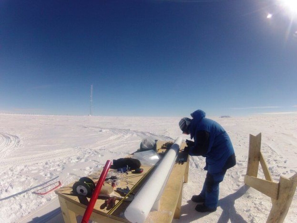 Forskning i Antarktis. Her undersøkes en kjerneprøve av is ved den europeiske forskningsbasen Concordia. Foto: (Foto: ESA)