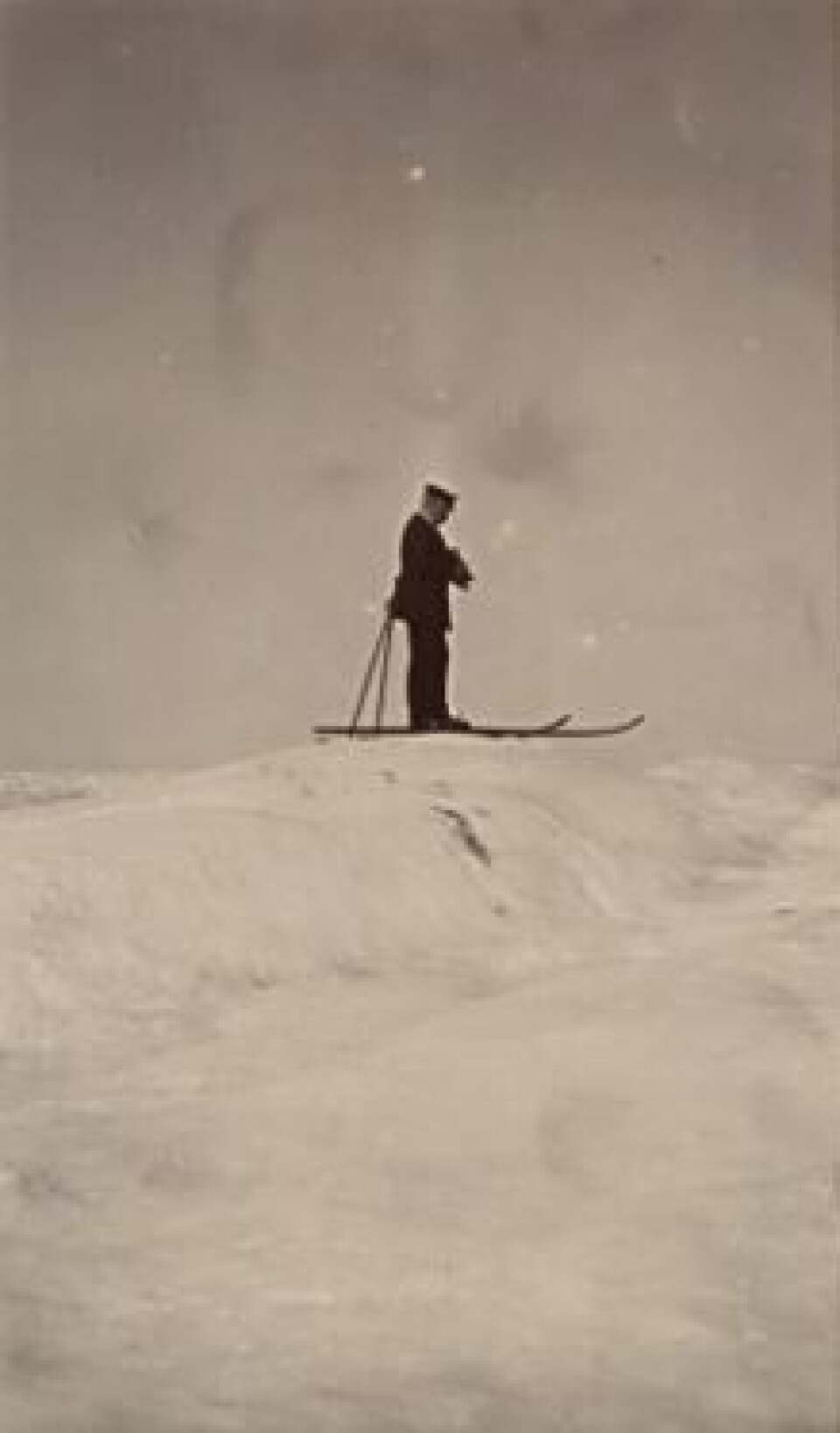 Nansen på ski på det den gang islagte Karahavet under ekspedisjonen i 1913. Det er tvilsomt om årets jubileumsekspedisjon får se is i det hele tatt. (Foto: Nasjonalbiblioteket)