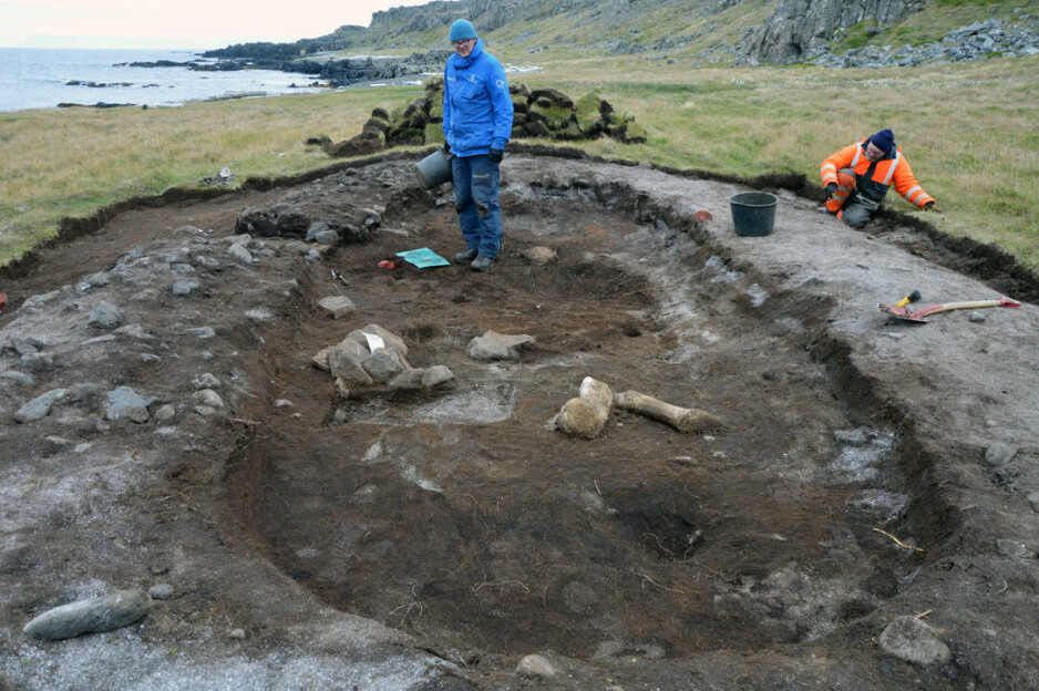Arkeolog Morten Ramstad og forfattaren og filologen Bergsveinn Birgisson undersøker ei tuft frå vikingtida på Strandir på Island.
