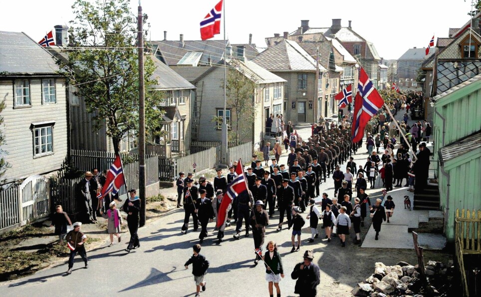 Da Kong Haakon kunne vende tilbake til Norge 7. juni 1945, feiret det norske folk freden og tilbakekomsten med flagg og jubel i gatene. Her fra Vestfjordgata i Svolvær.