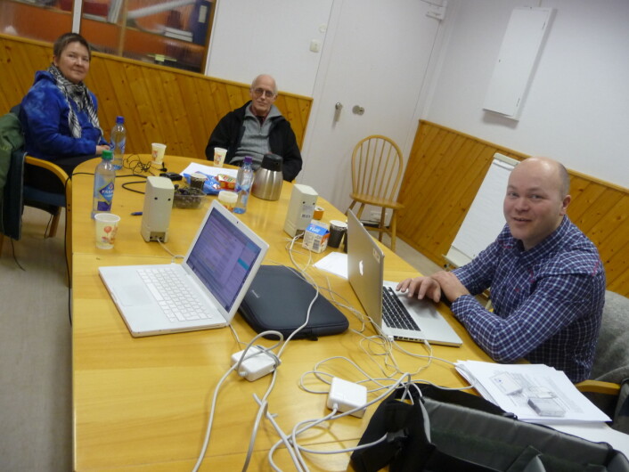 Øystein A. Vangsnes med informantar på Myre i Vesterålen. (Foto: Björn Lundquist) Øystein A. Vangsnes med informantar på Myre i Vesterålen. (Foto: Björn Lundquist)