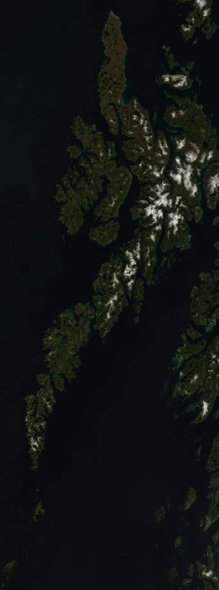 Skyfritt fra Røst til Andøya da NASAs satellitt Terra passerte onsdag 5. juni. (Foto: (NASA Terra MODIS)) Skyfritt fra Røst til Andøya da NASAs satellitt Terra passerte onsdag 5. juni. (Foto: (NASA Terra MODIS))
