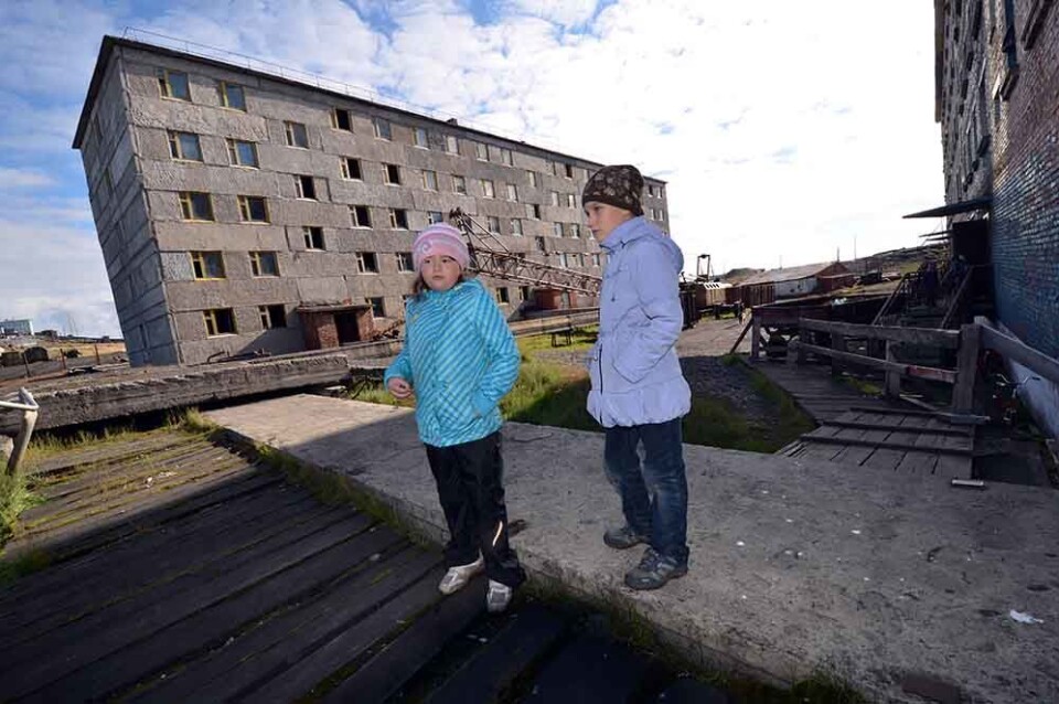 Ti-åringene Anastasia og Svetlana kan fortelle at Dikson nettopp har hatt dramatisk besøk av en isbjørn. (Foto: Gunnar Sætra, HI)