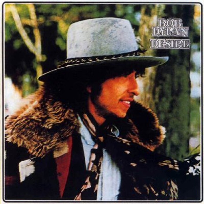 Dylan hadde vinterfrakken på da albumet "Desire" kom i platebutikkene i 1976. (Foto: (Plateomslag)) Dylan hadde vinterfrakken på da albumet "Desire" kom i platebutikkene i 1976. (Foto: (Plateomslag))