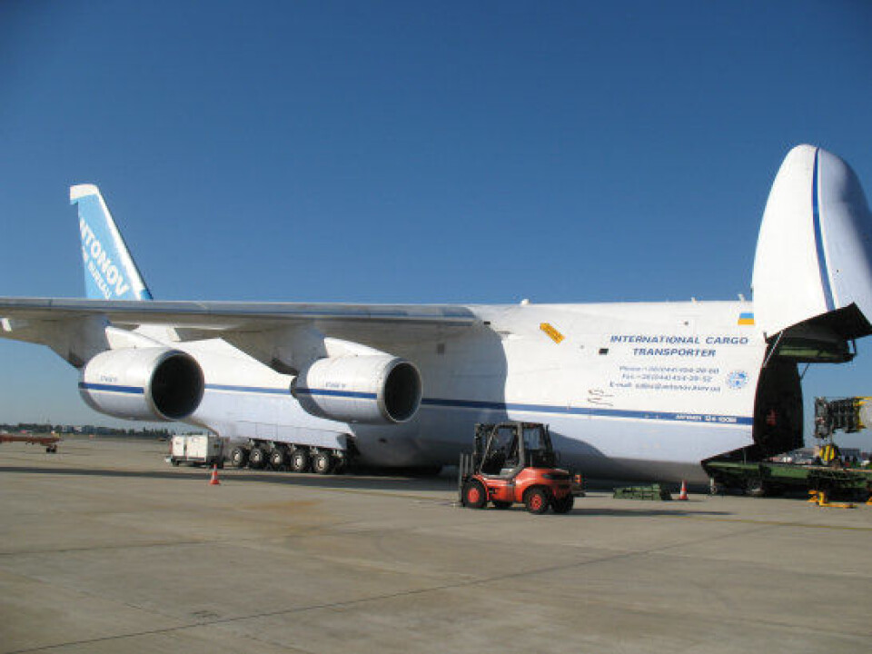 Gaia lastes ombord i et russisk Antonov-fly for å fraktes til Fransk Guyana for oppskyting. Foto: (Foto: ESA)