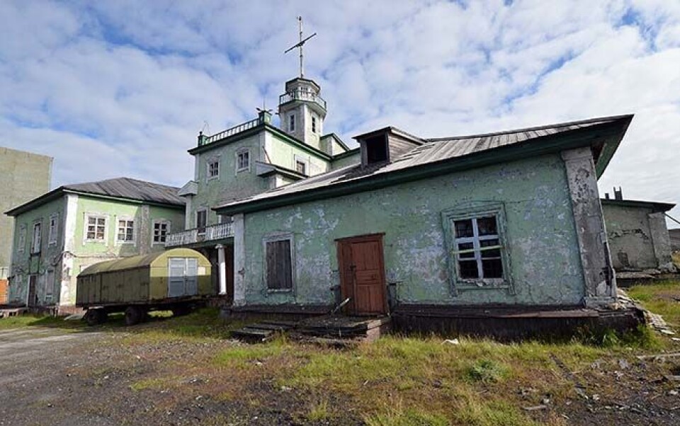 Den gamle havneadministrasjonen kunne trengt et strøk maling. (Foto: Gunnar Sætra, HI)