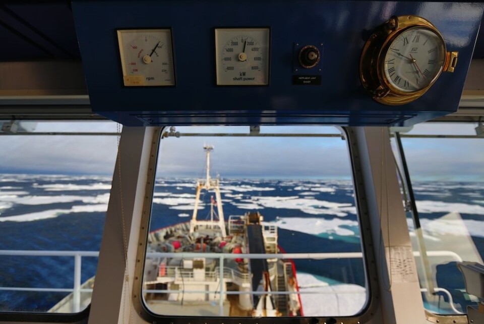 Utsikt fra broen. Merk instrumentene som viser henholdsvis propellens omdreininger per minutt, samt 'shaft power', som viser hvor mange kilowatt som brukes for å dytte propellen rundt. Foto: Sindre Skrede (Foto: Sindre Skrede)